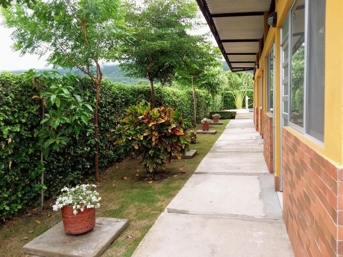 C&H campestre el oasis Bed and Breakfast Ricaurte Eksteriør billede